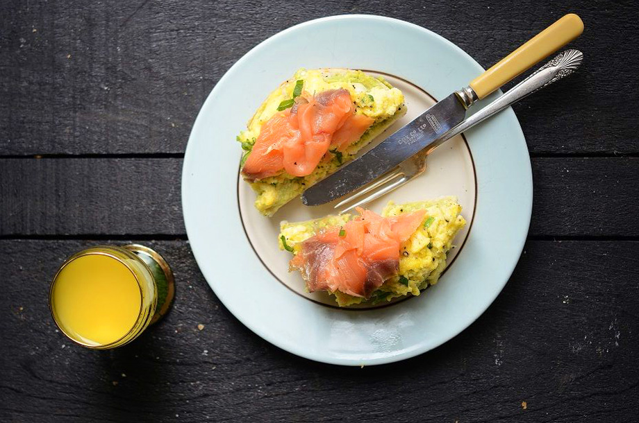 Нежный скрэмбл с творогом, зеленью и лососем